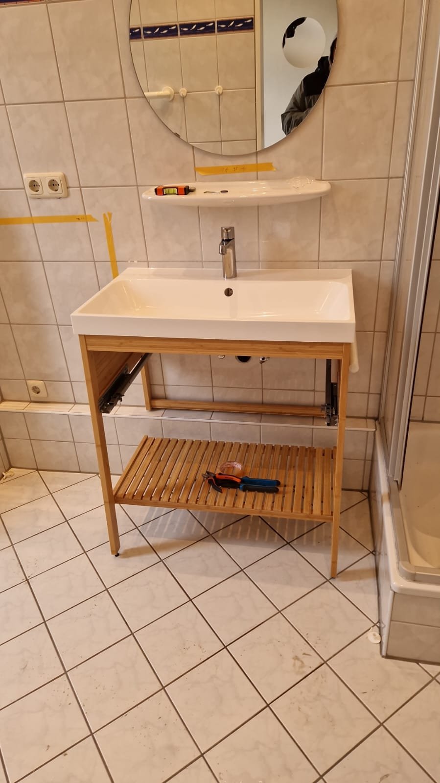 Schraube für Schraube zum fertigen Möbel.